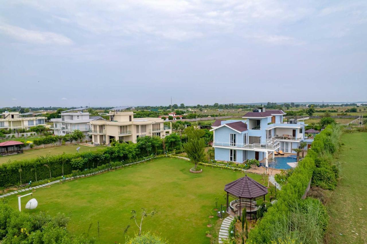 Stayvista At Serenity Farms With Pool, Lawn, Bonfire & Bbq Sohna エクステリア 写真