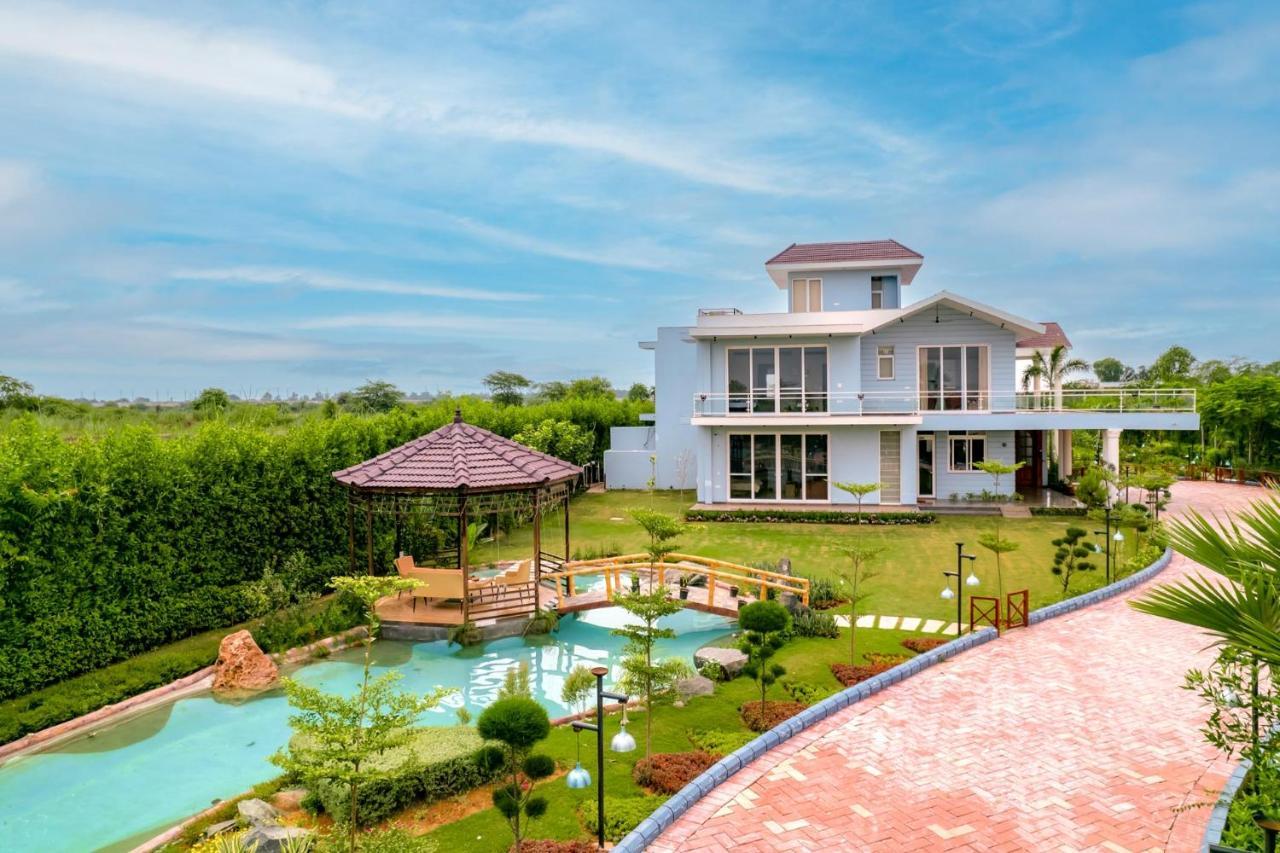 Stayvista At Serenity Farms With Pool, Lawn, Bonfire & Bbq Sohna エクステリア 写真