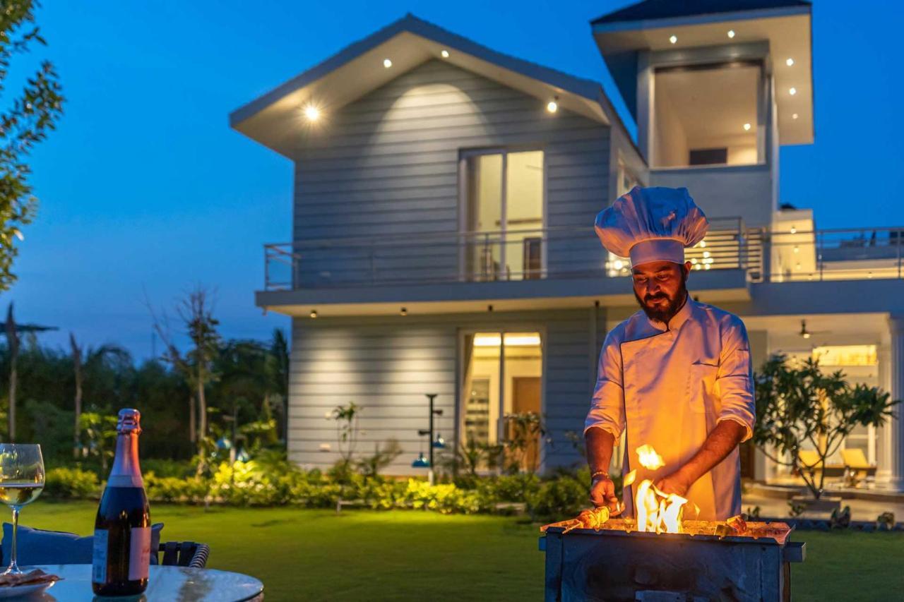 Stayvista At Serenity Farms With Pool, Lawn, Bonfire & Bbq Sohna エクステリア 写真
