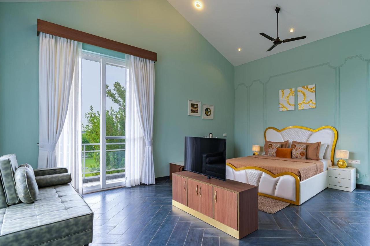 Stayvista At Serenity Farms With Pool, Lawn, Bonfire & Bbq Sohna エクステリア 写真