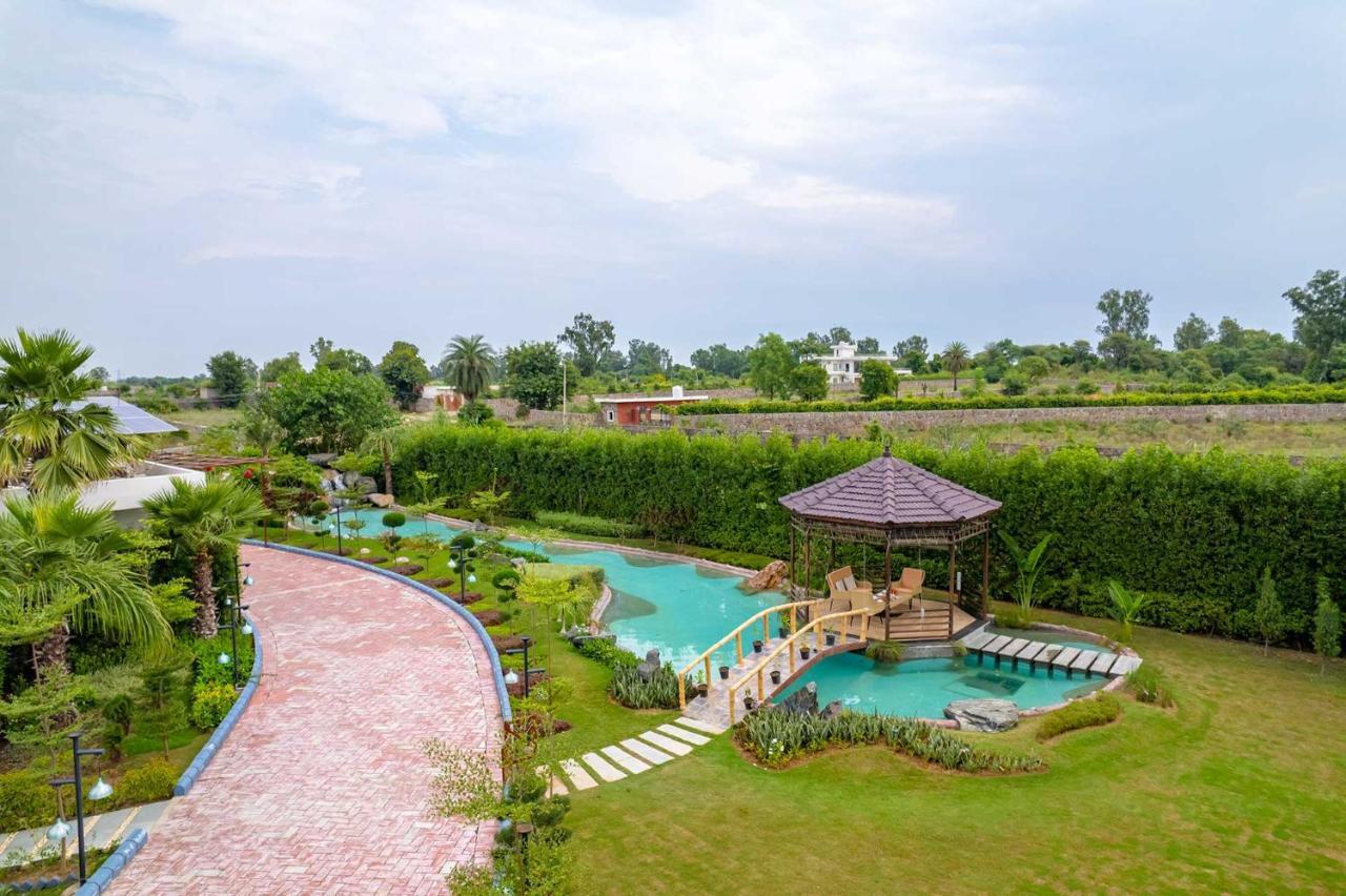 Stayvista At Serenity Farms With Pool, Lawn, Bonfire & Bbq Sohna エクステリア 写真