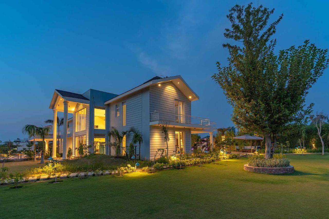 Stayvista At Serenity Farms With Pool, Lawn, Bonfire & Bbq Sohna エクステリア 写真