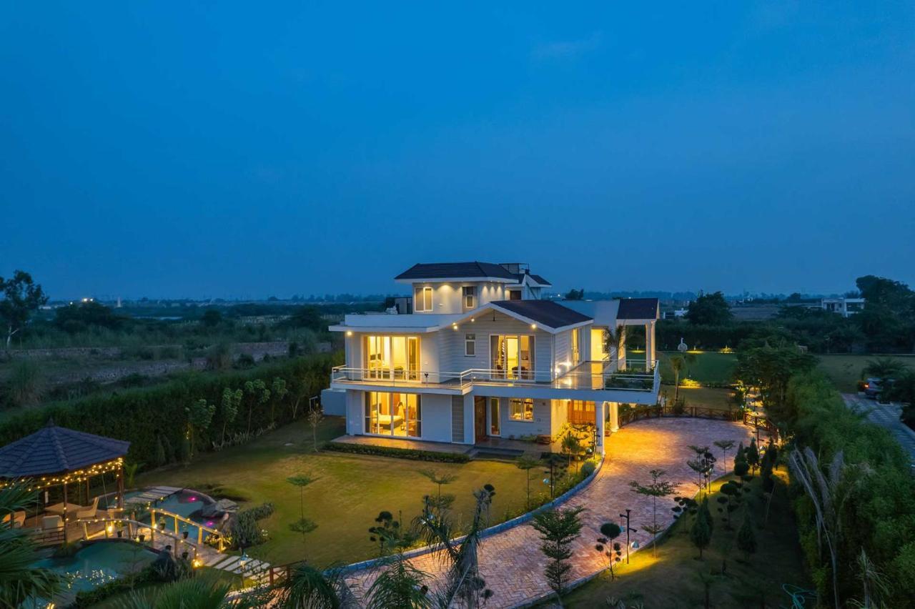 Stayvista At Serenity Farms With Pool, Lawn, Bonfire & Bbq Sohna エクステリア 写真