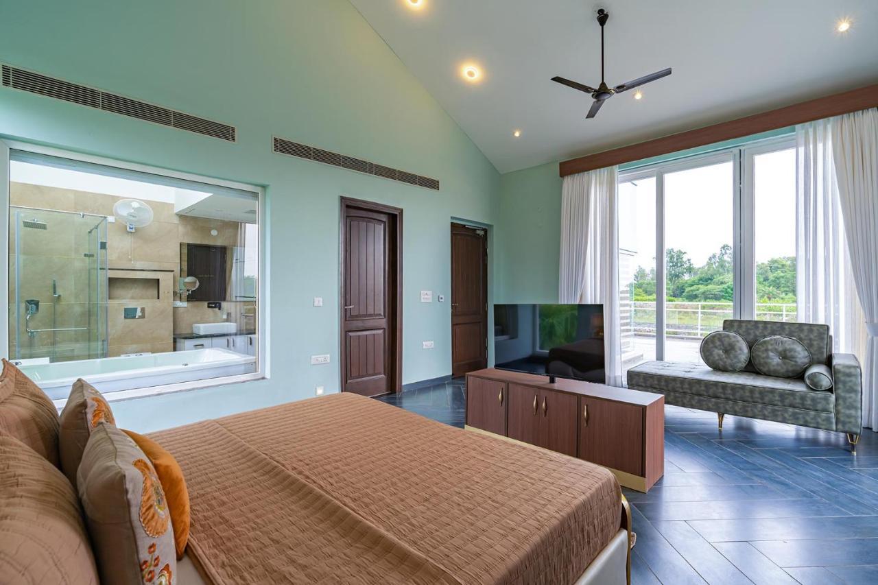Stayvista At Serenity Farms With Pool, Lawn, Bonfire & Bbq Sohna エクステリア 写真